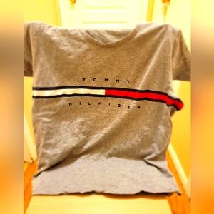NWOT TOMMY HILFIGER Women's Tee with magnetic closures.